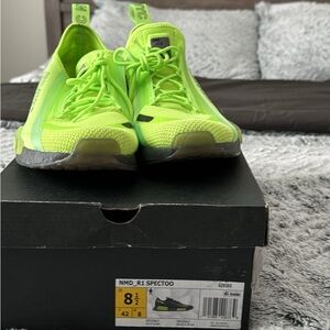 Used nmd r_1 green colorway
Size 9 1/2